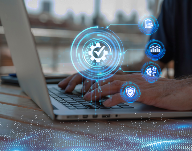 Mãos digitando em laptop com ícones digitais representando automação, segurança de dados e eficiência empresarial