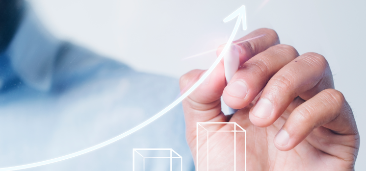 Mão desenhando uma seta ascendente, representando crescimento, sucesso e progresso empresarial